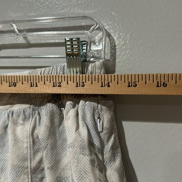 Lululemon Hotty Hot Short II Grey White Size 10 Tall - Picture 5 of 8